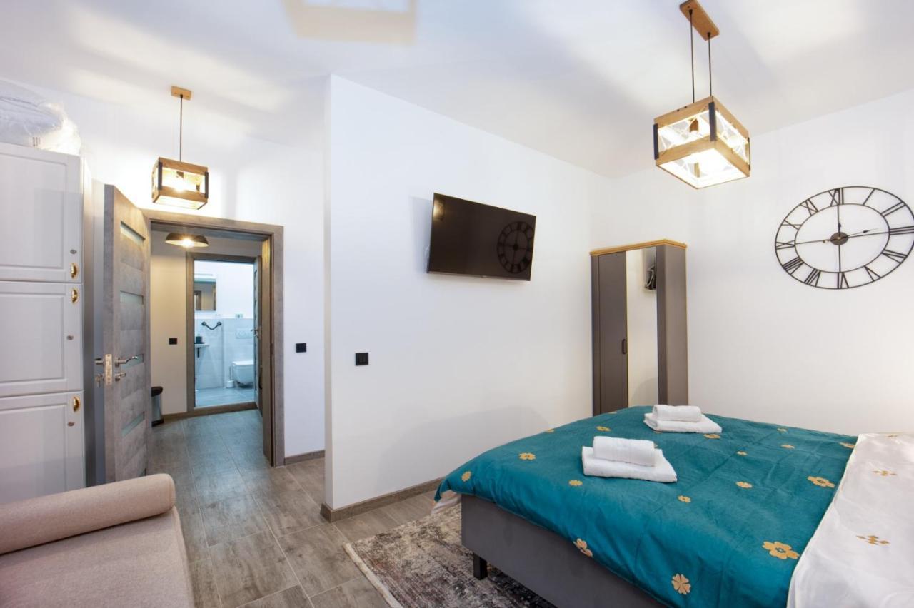 The Bear'S Den In Old City Centre Brasov Bagian luar foto