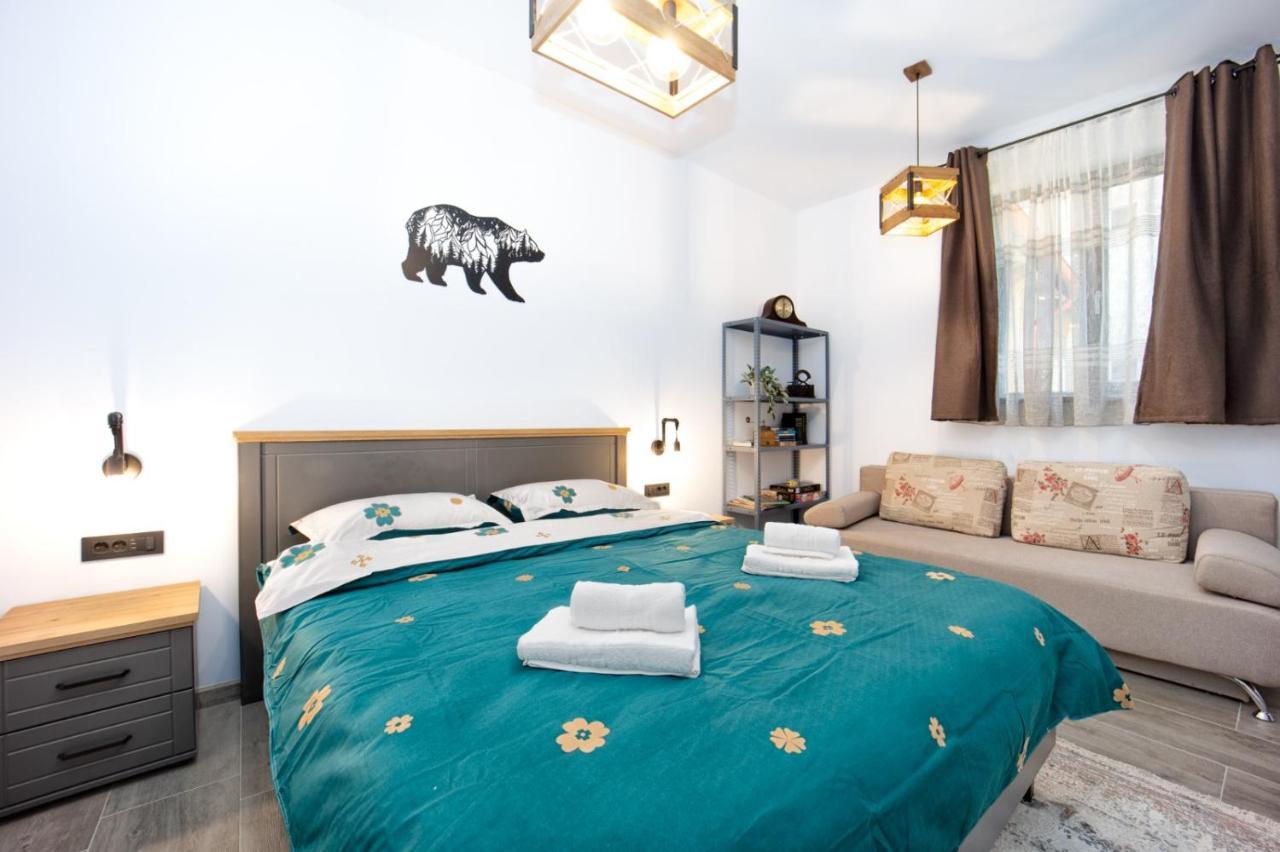 The Bear'S Den In Old City Centre Brasov Bagian luar foto