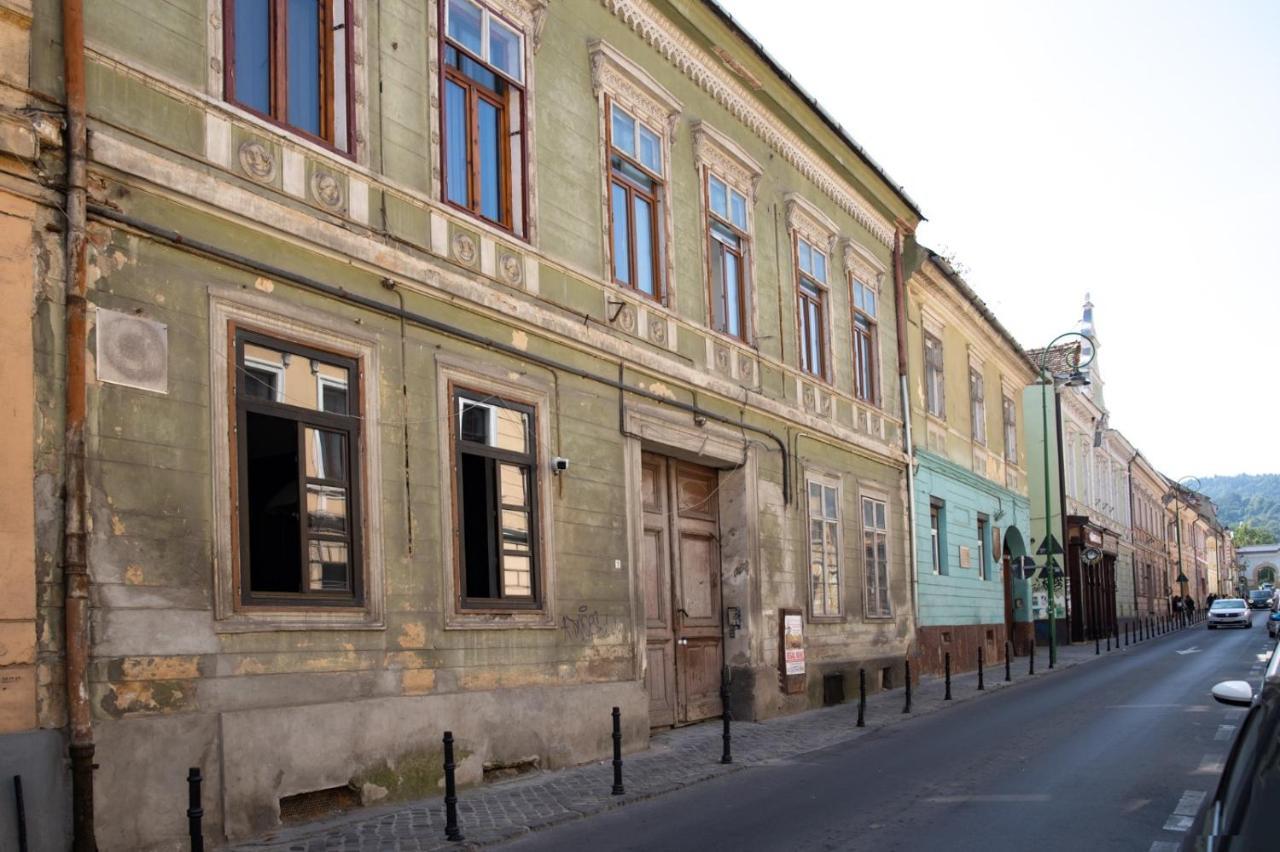 The Bear'S Den In Old City Centre Brasov Bagian luar foto