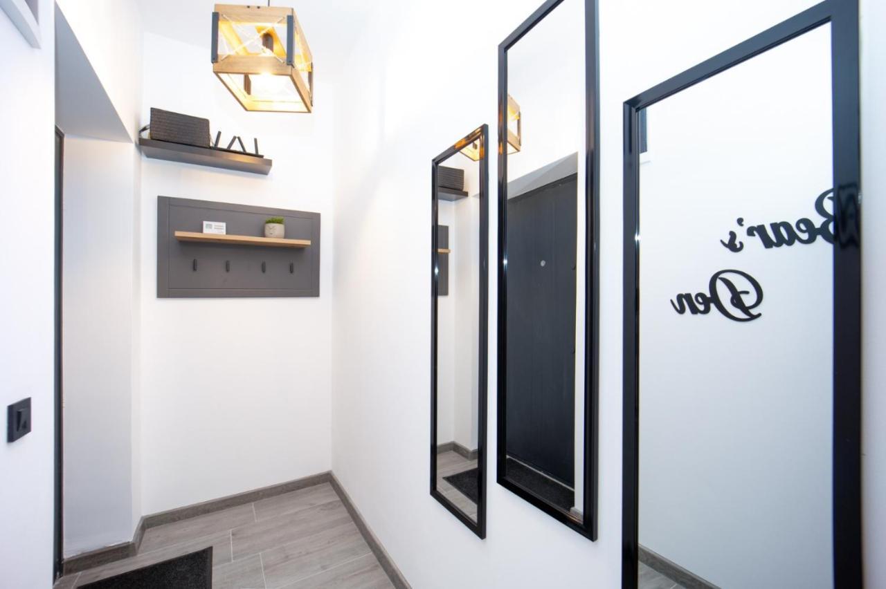 The Bear'S Den In Old City Centre Brasov Bagian luar foto