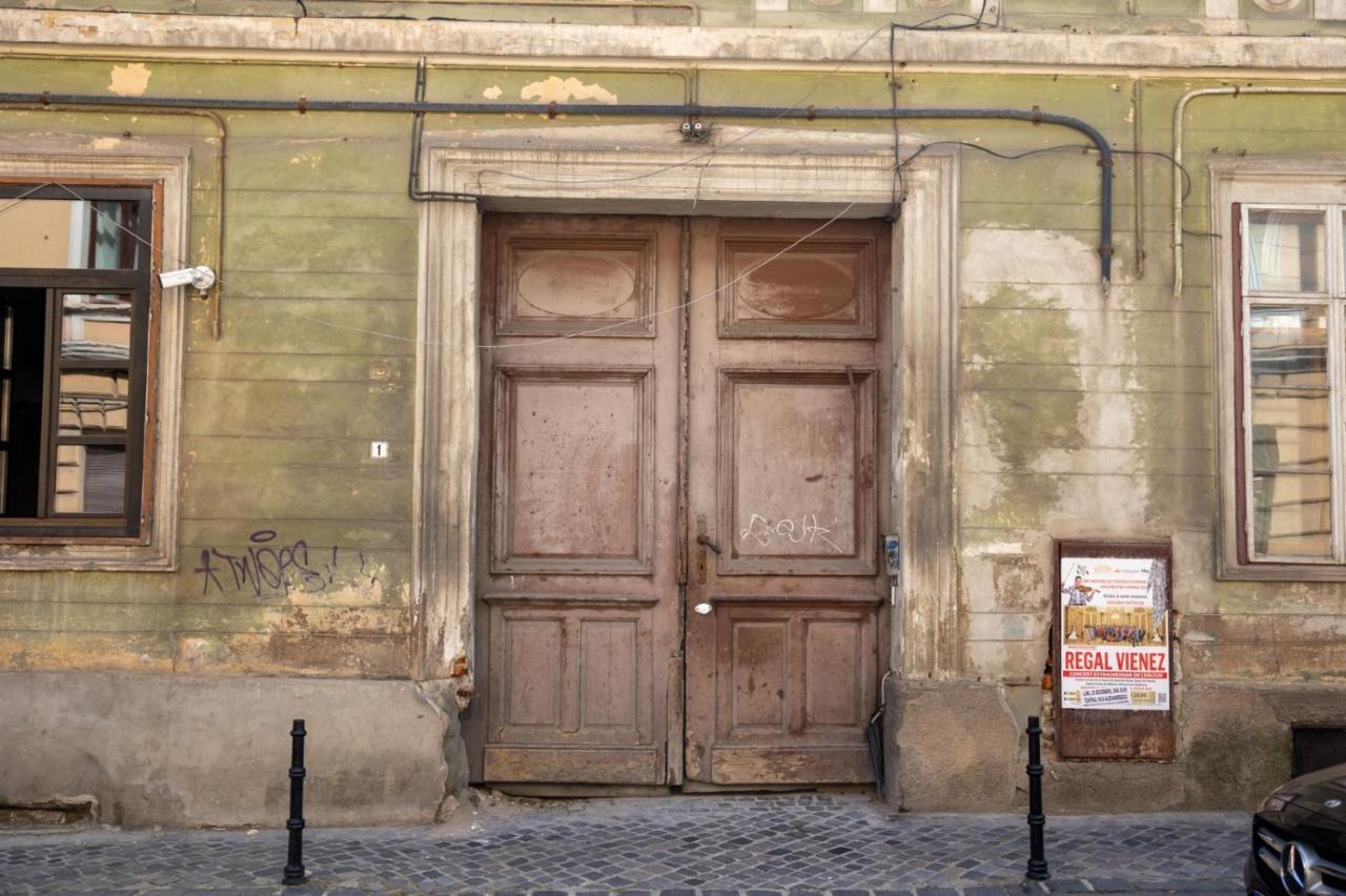 The Bear'S Den In Old City Centre Brasov Bagian luar foto